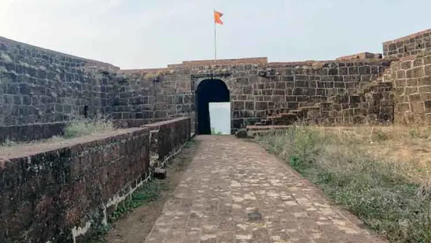 बाणकोट किल्ला अर्थात हिम्मतगड